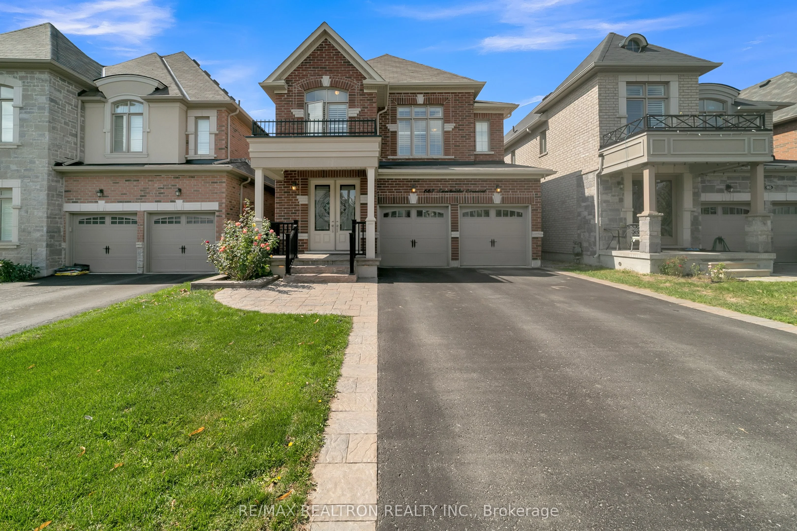 669 Sweetwater Crescent, Newmarket, ON L3X 0H6