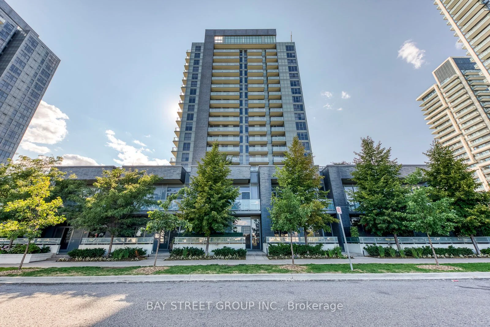 65 Oneida Crescent 404, Richmond Hill, ON L4B 0A1