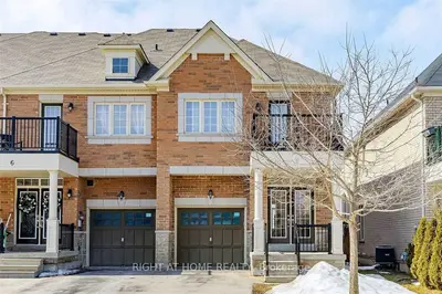 Att/Row/Townhouse in Richmond Hill