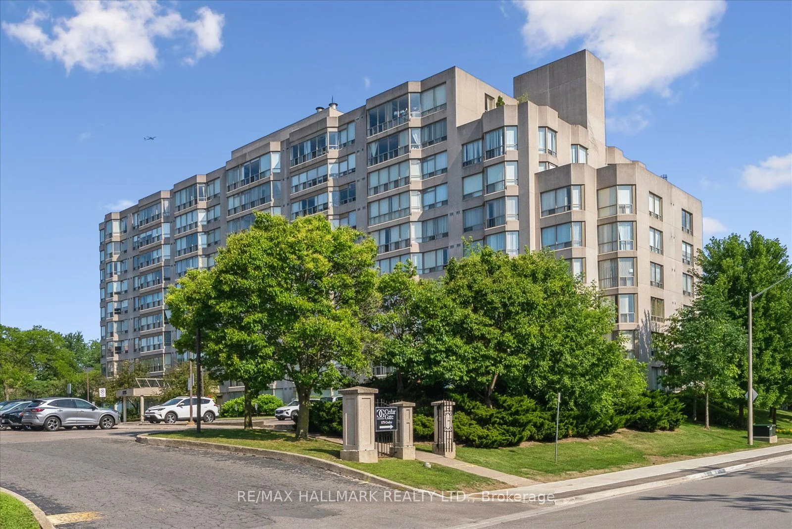 Condo Apartment in Richmond Hill