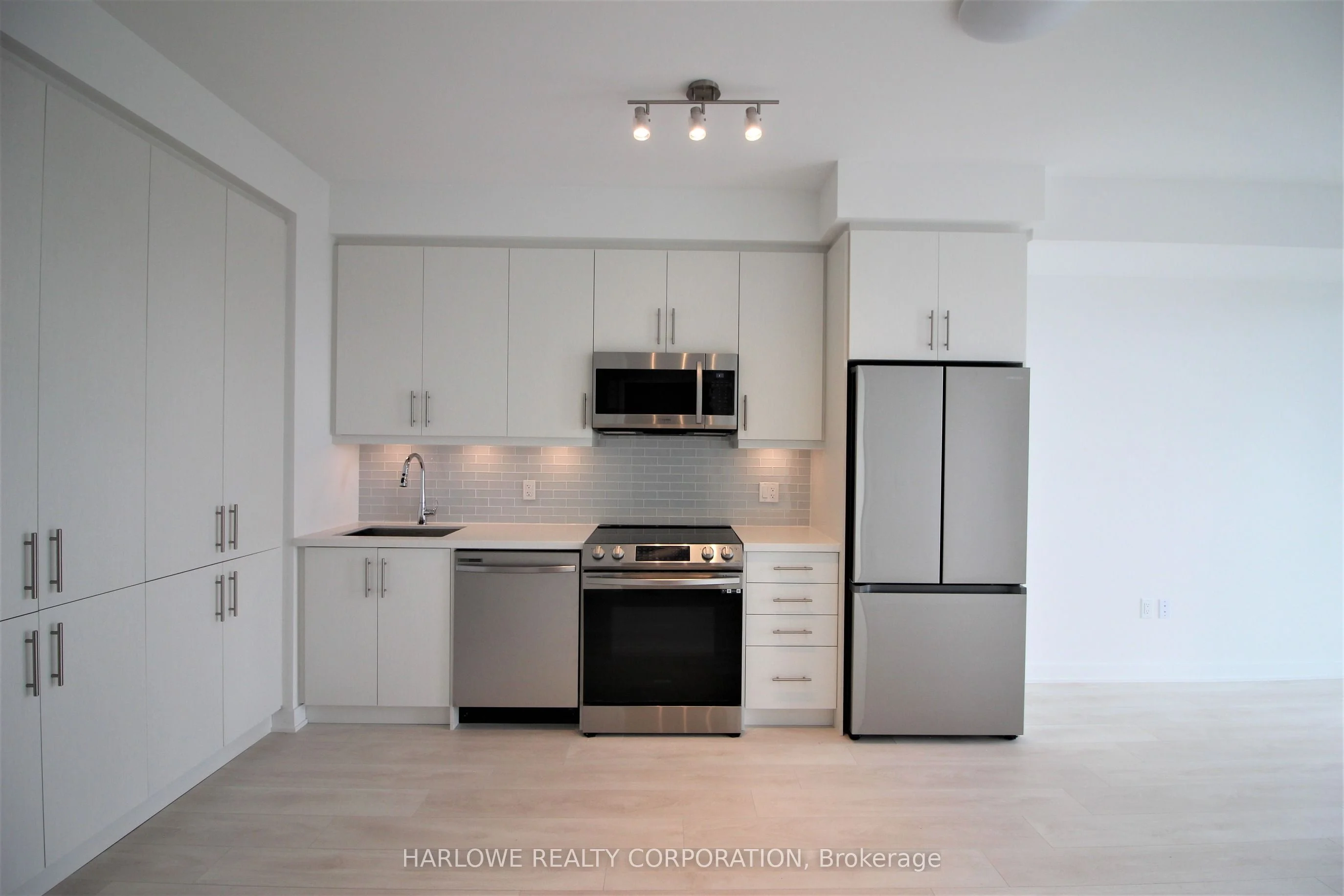 95 Oneida Crescent 1702, Richmond Hill, ON L4B 0H5
