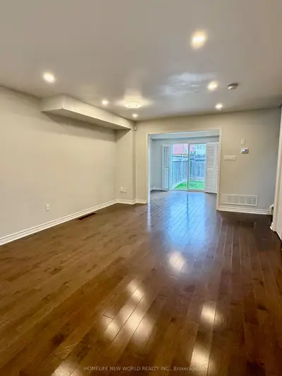 Att/Row/Townhouse in Richmond Hill