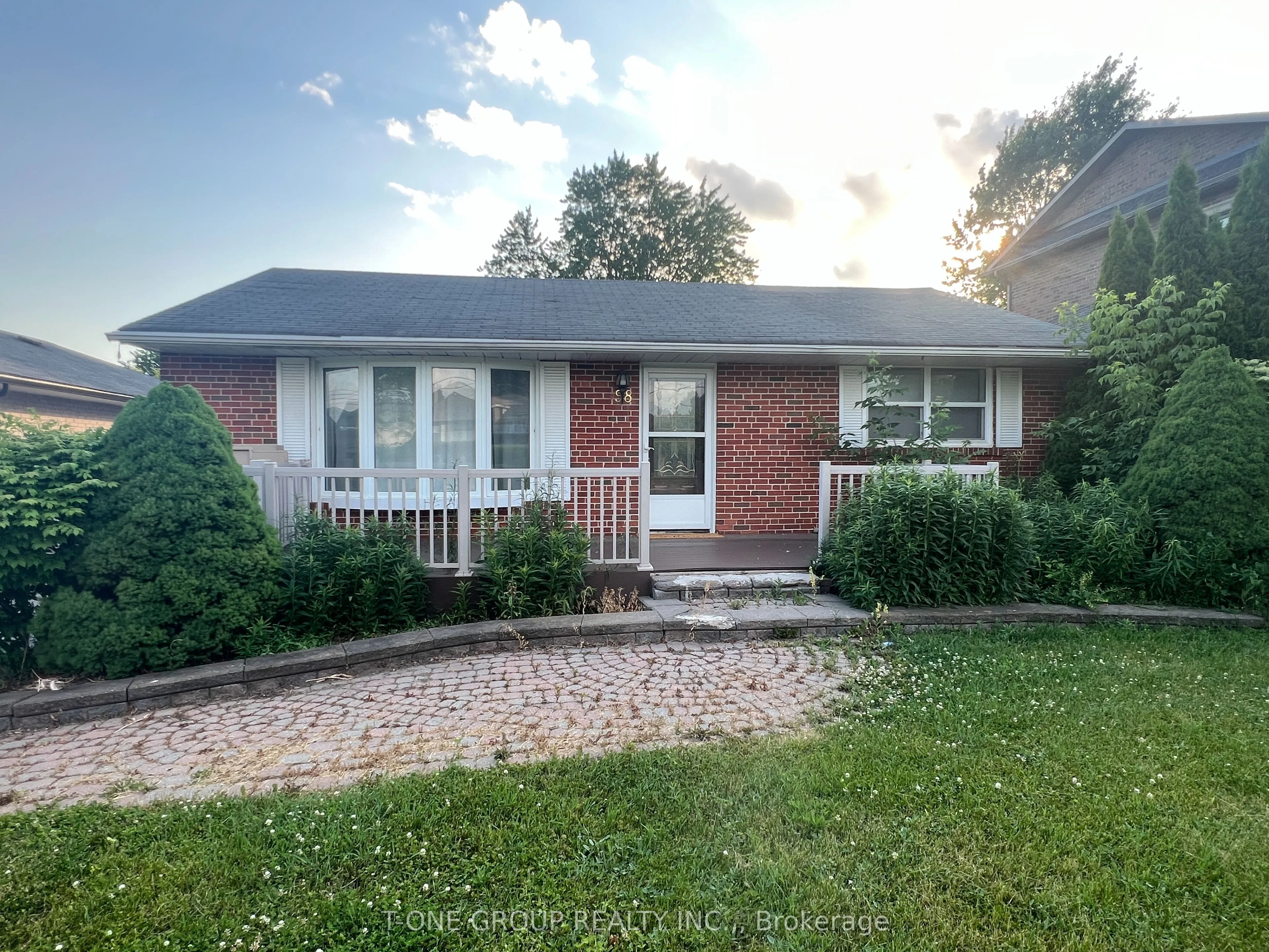 98 Thornton (Main Floor) Avenue, Bradford West Gwillimbury, ON L3Z 1N4