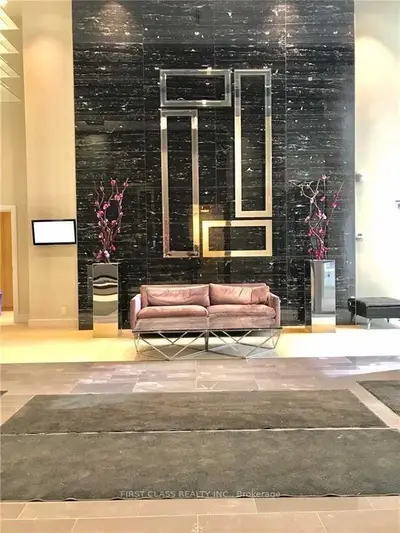 Condo Apartment in Richmond Hill