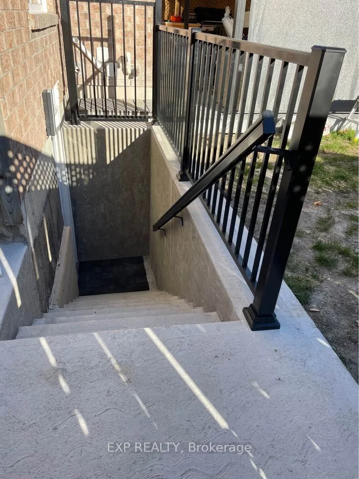 5 Rainbow Court Lower, Georgina, ON L4P 3Z6