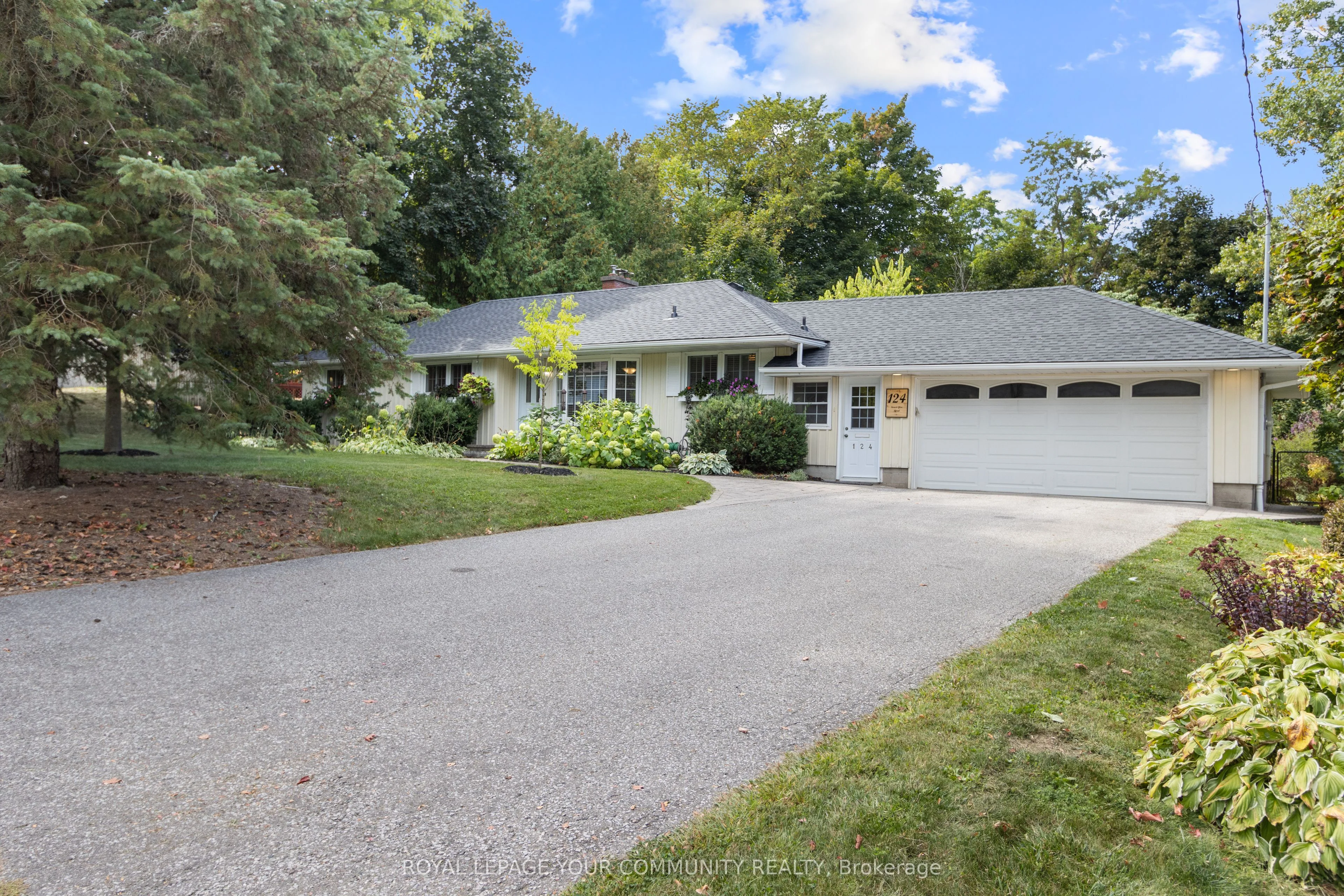 124 Forest Glen Road, Newmarket, ON L3Y 4N5