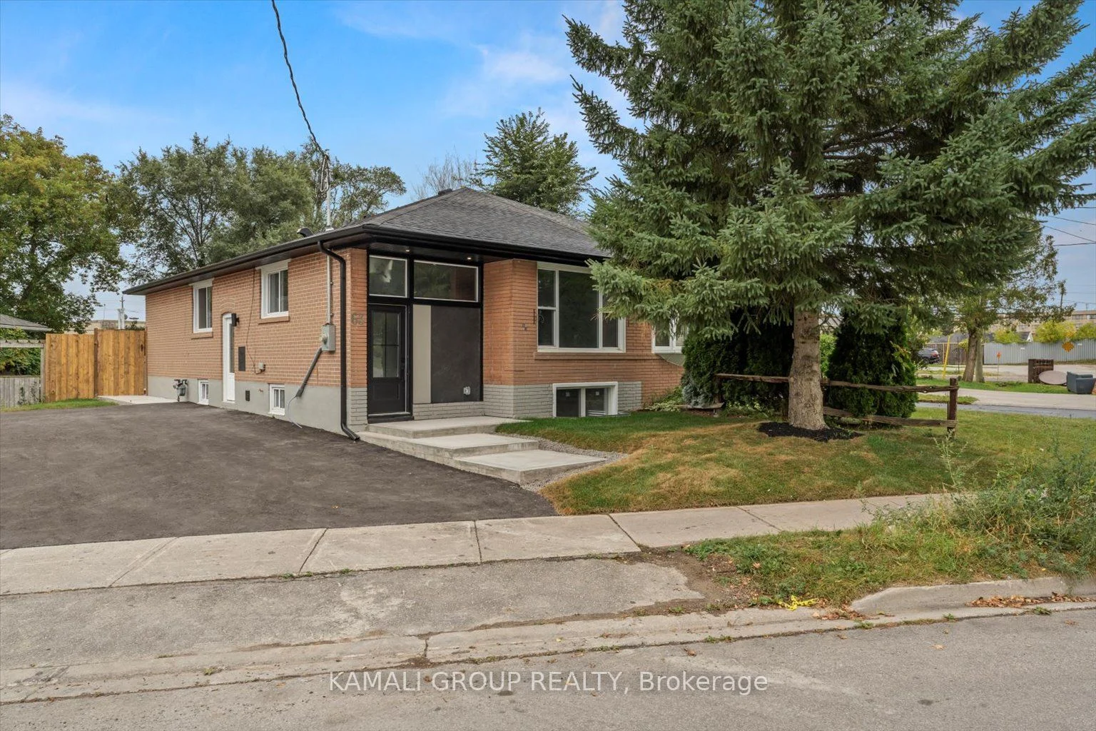 63 Walter Avenue MAIN, Newmarket, ON L3Y 2T4