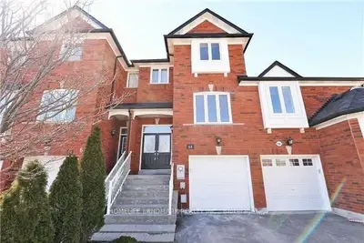 Att/Row/Townhouse in Richmond Hill