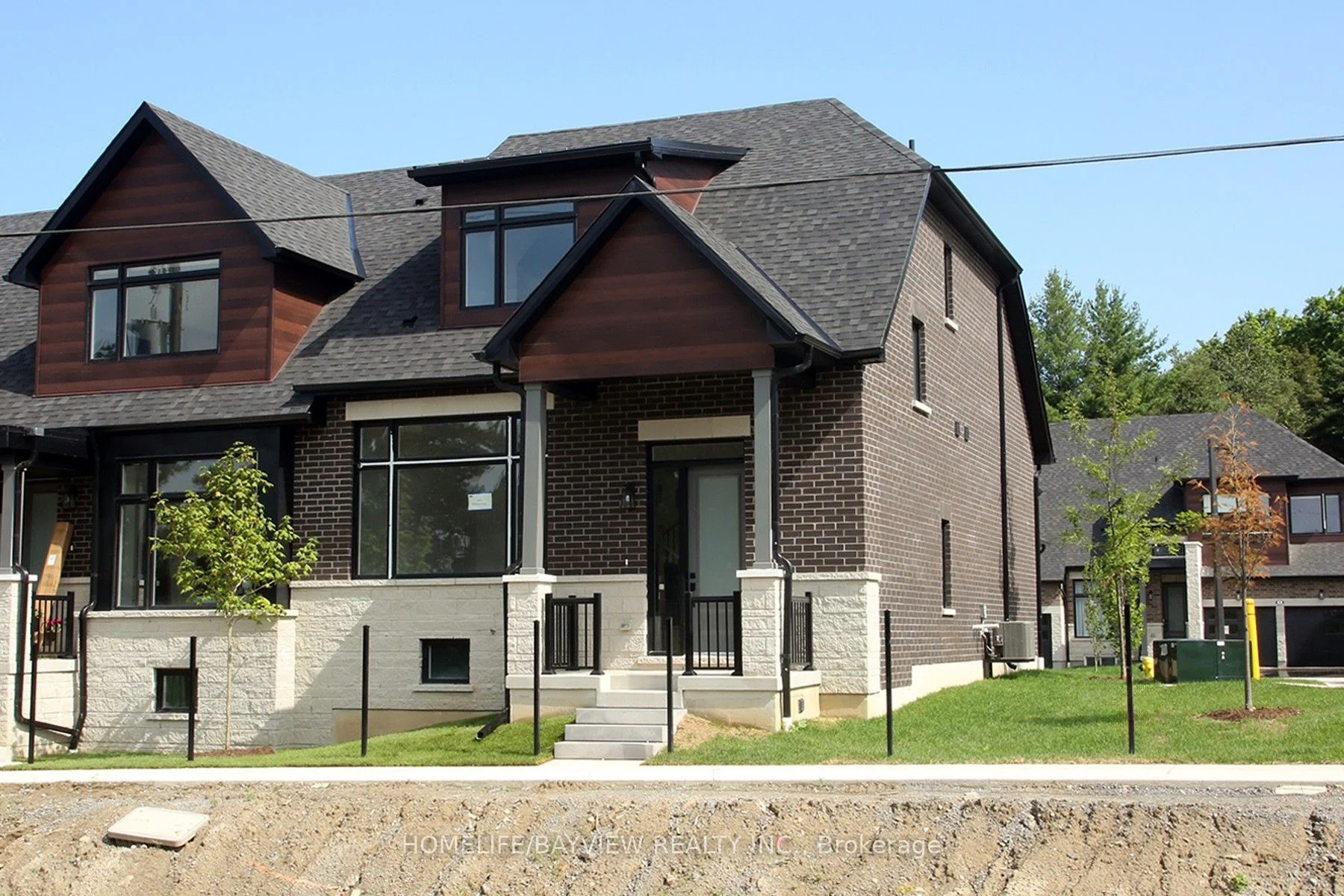 Att/Row/Townhouse in Uxbridge