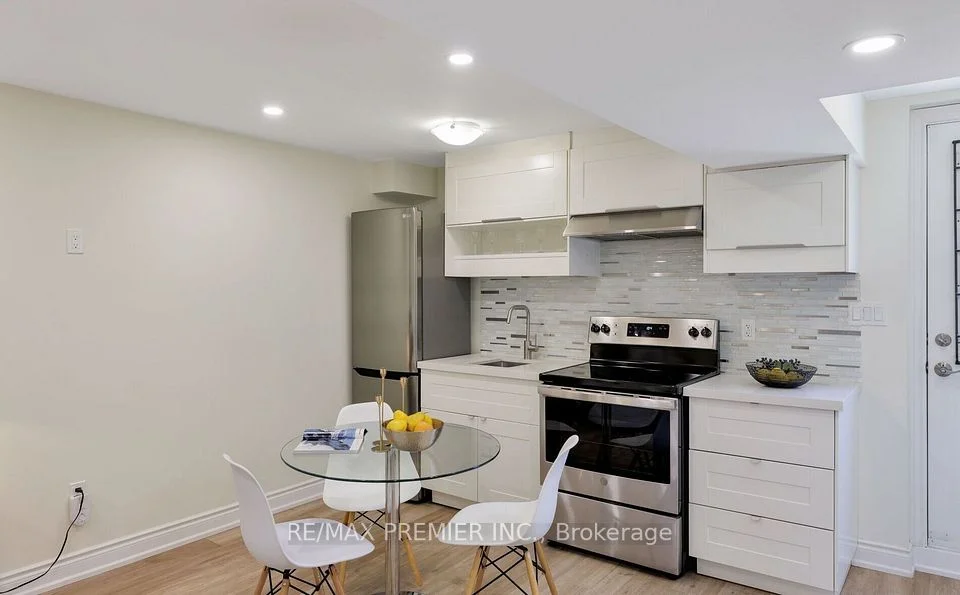 156 Lindenshire Avenue Lower, Vaughan, ON L6A 2N5