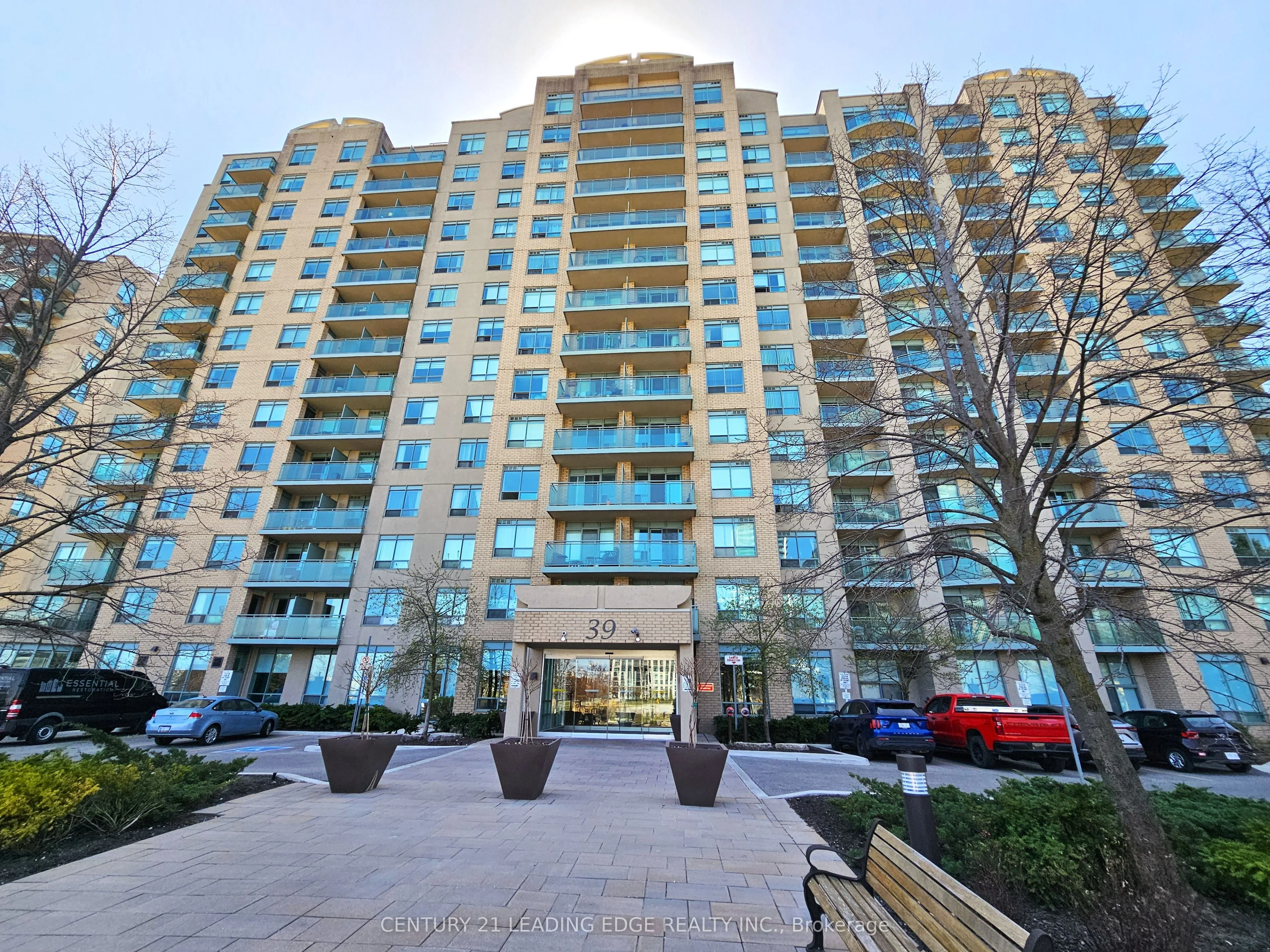 39 Oneida Crescent 307, Richmond Hill, ON L4B 4T9