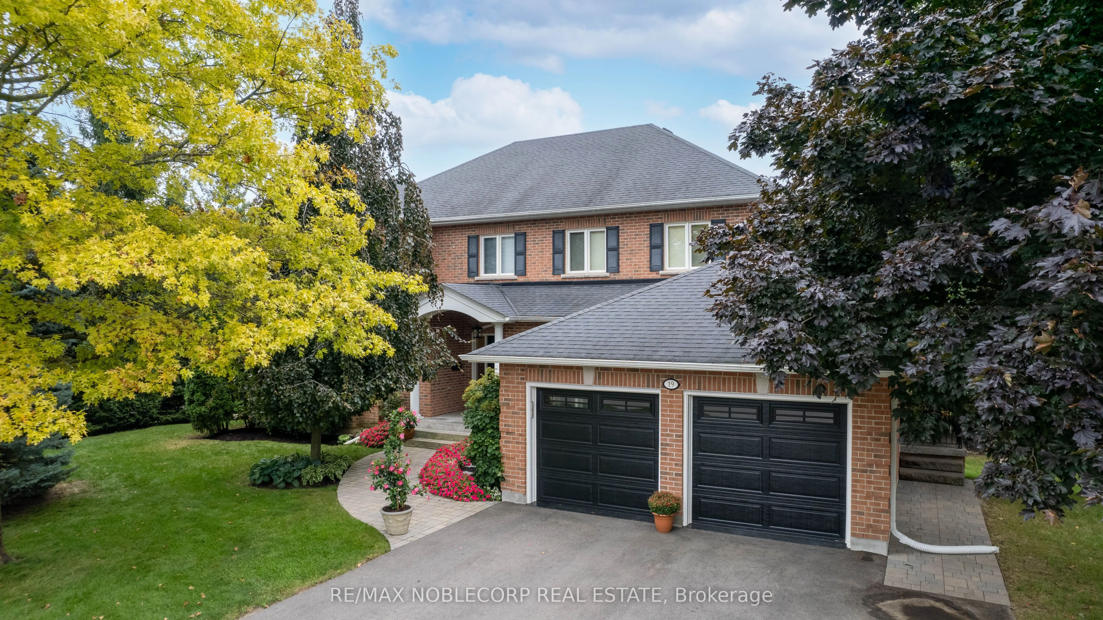 19 Stockdale Crescent, Richmond Hill, ON L4C 3T1