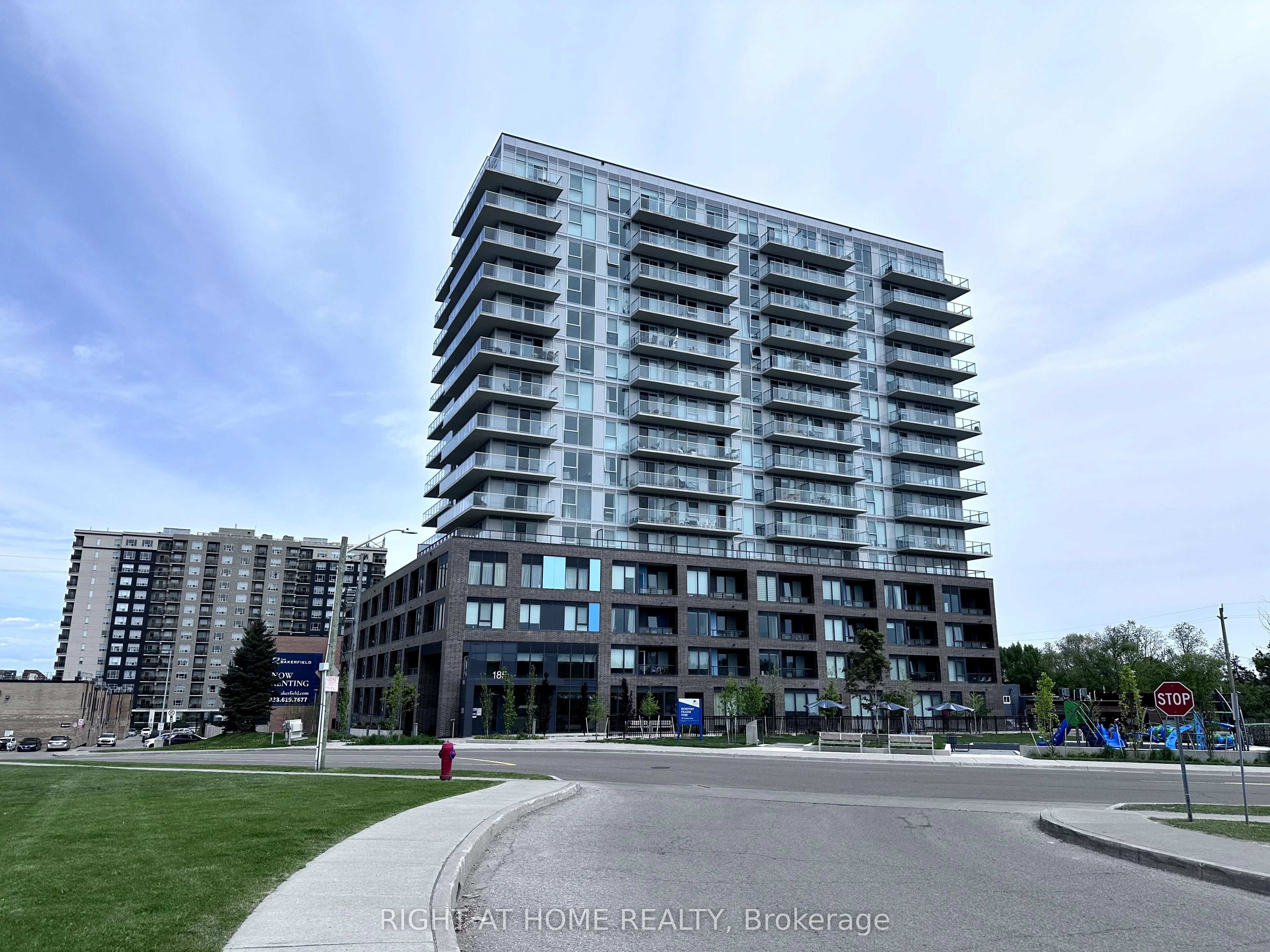 185 Deerfield Road 422, Newmarket, ON L3Y 0G7