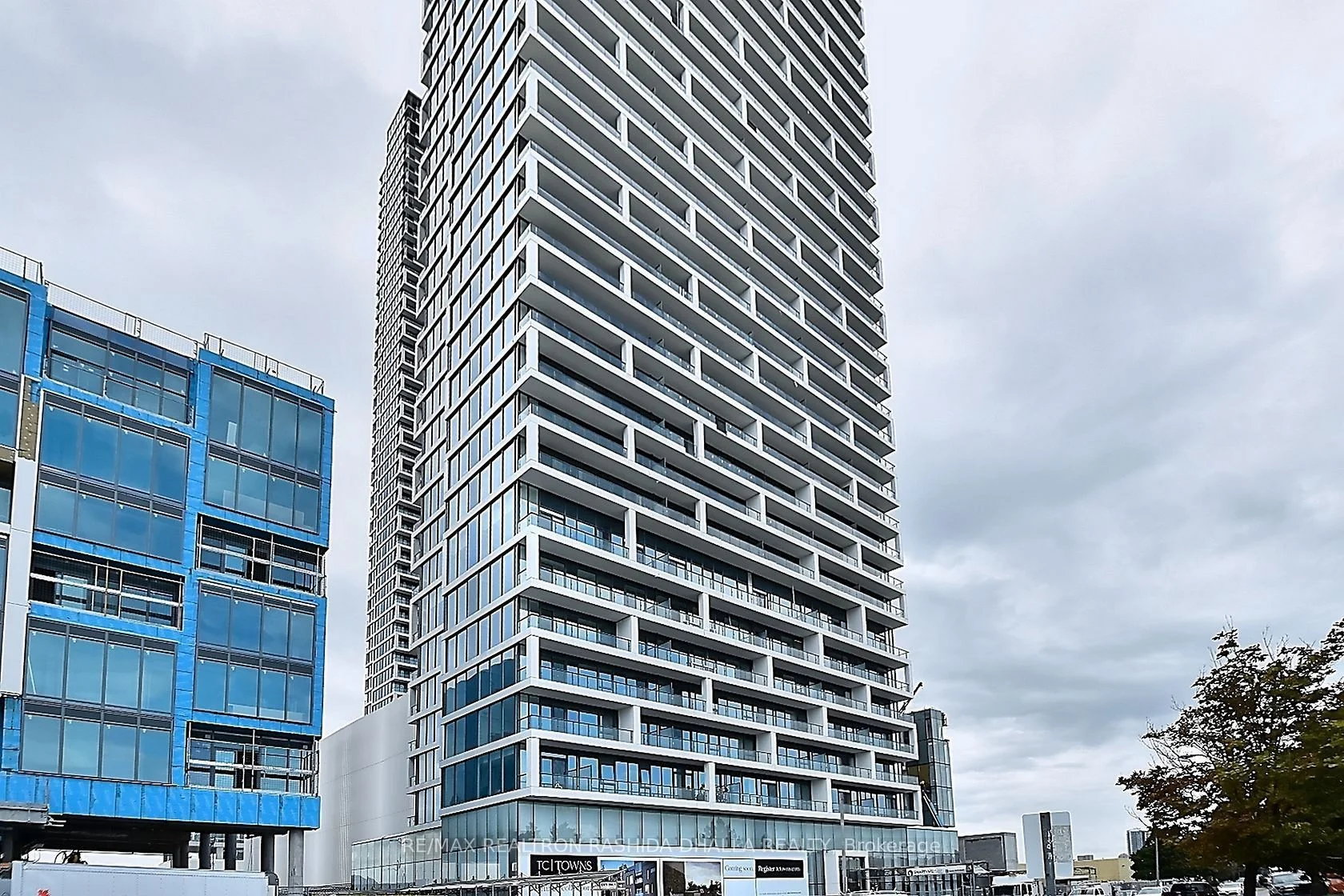898 Portage Parkway 4011, Vaughan, ON L4K 0J6