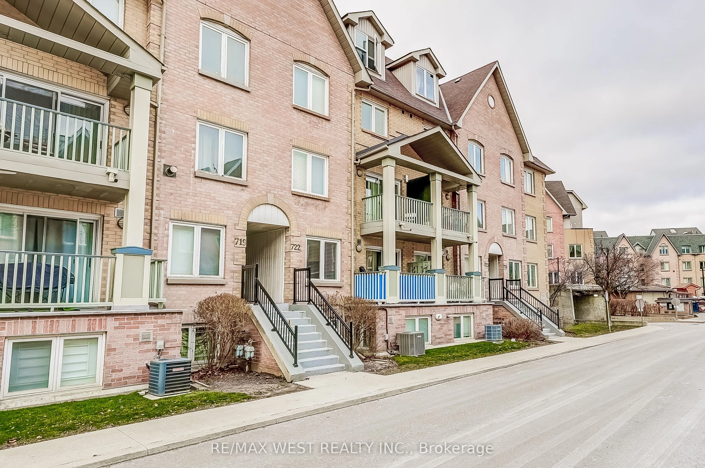 75 Weldrick Road E 722, Richmond Hill, ON L4C 0H9