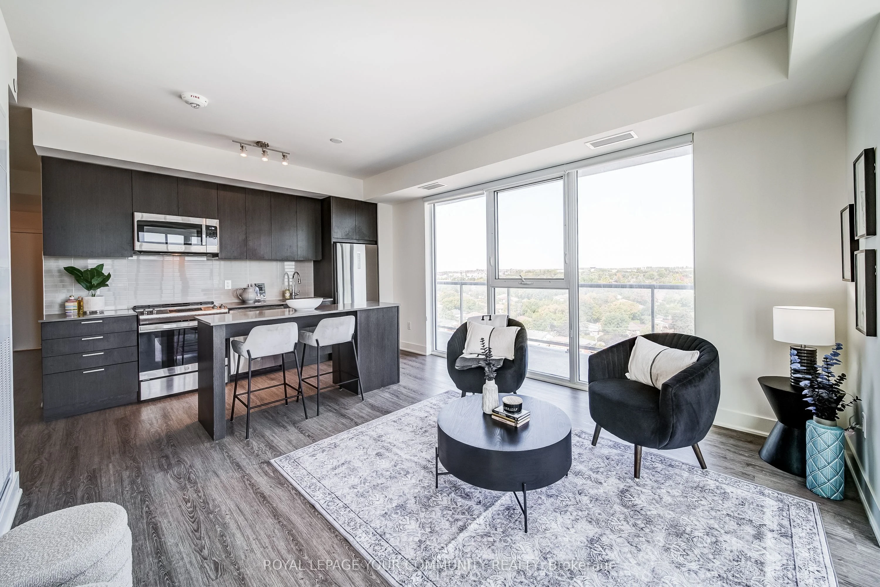 185 Deerfield Road 1110, Newmarket, On L3y 0g7