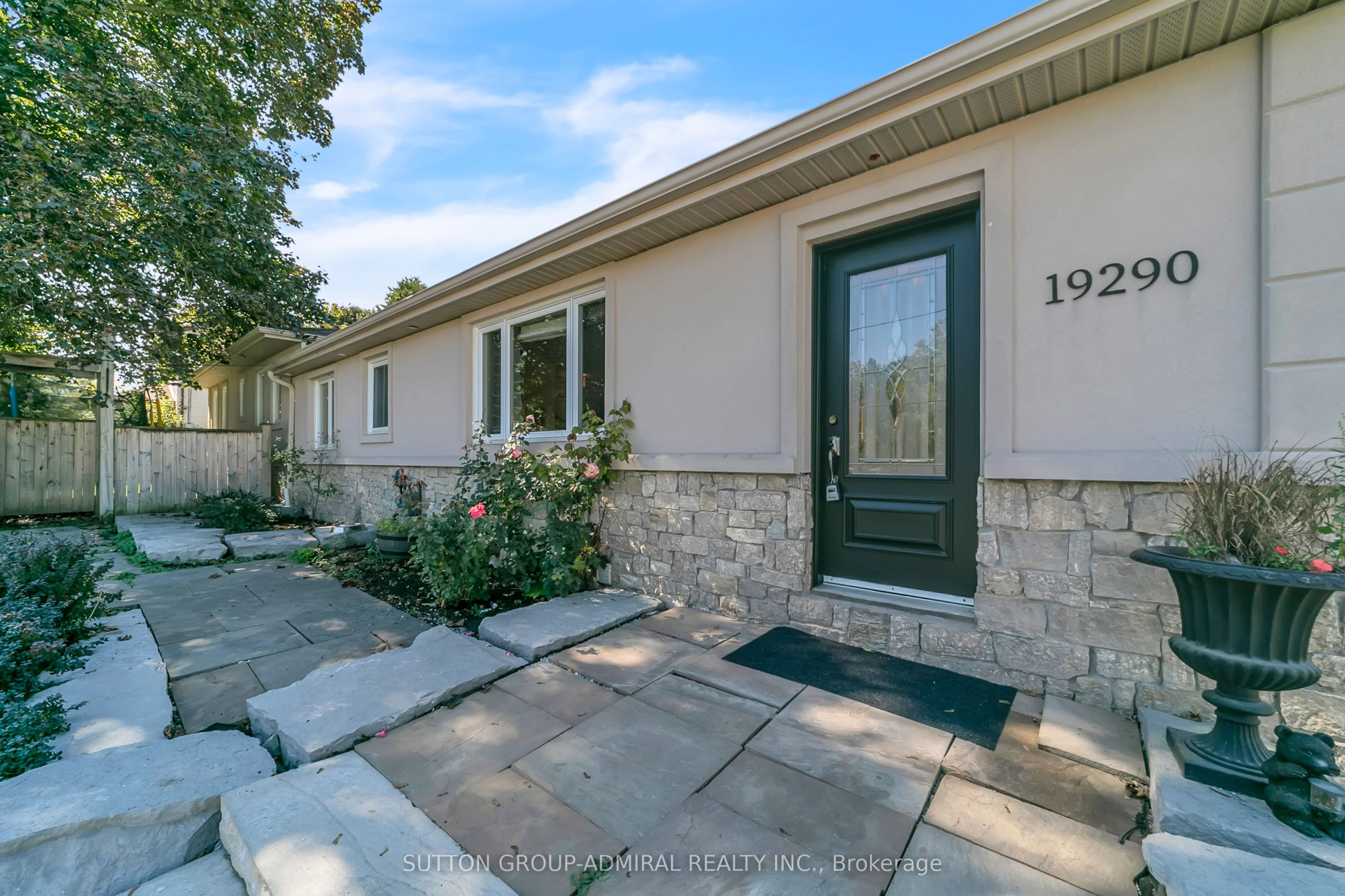 19290 Yonge Street, East Gwillimbury, ON L9N 1L5