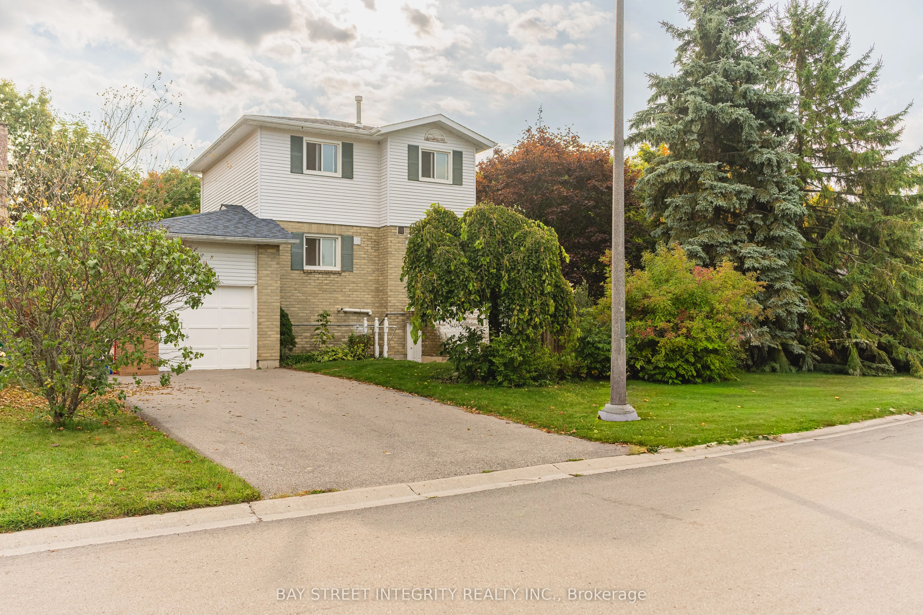 1 Hodgins Avenue, Georgina, ON L4P 3M9
