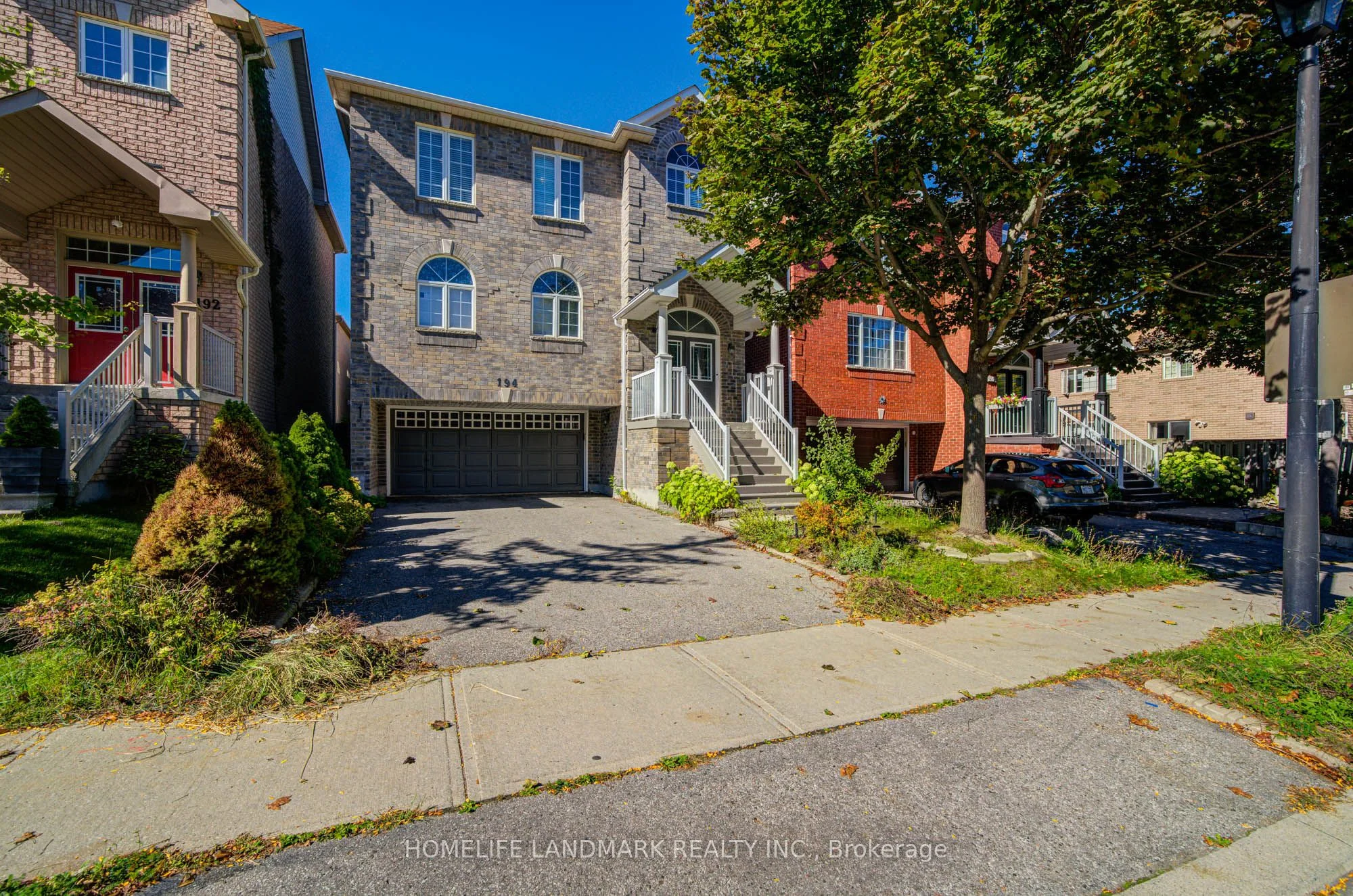 194 Dean Burton Lane, Newmarket, ON L3X 3C4