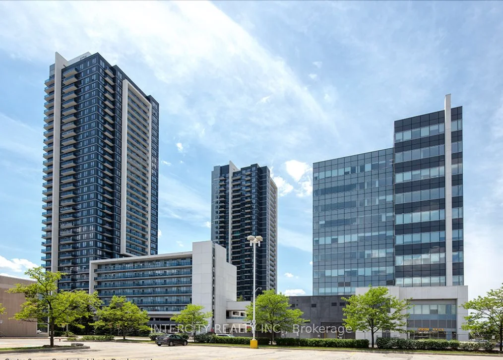 Common Element Condo in Vaughan