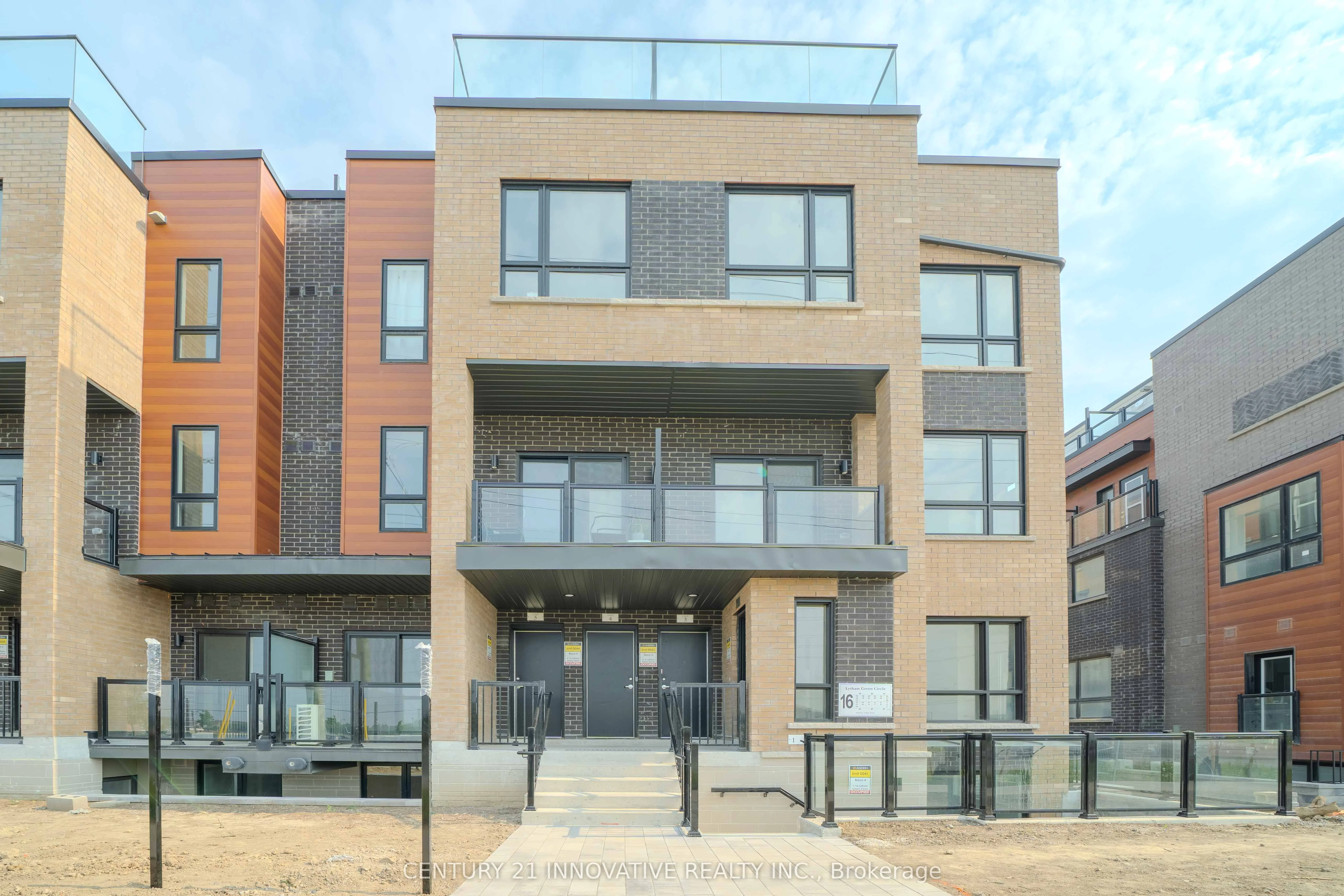 16 Lytham Green Circle 5, Newmarket, ON L3Y 0H5