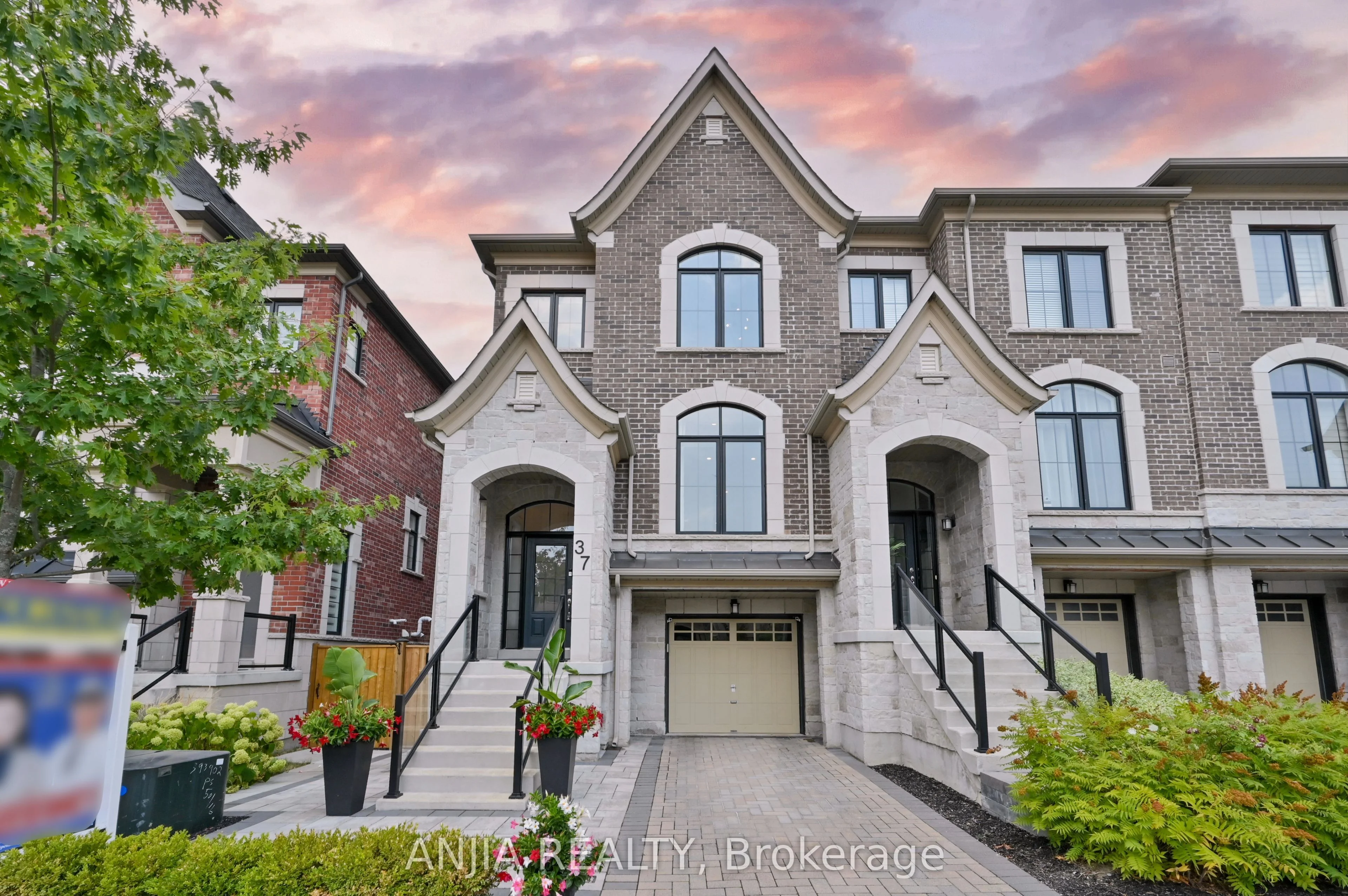 37 Duncombe Lane, Richmond Hill, ON L4C 1C2