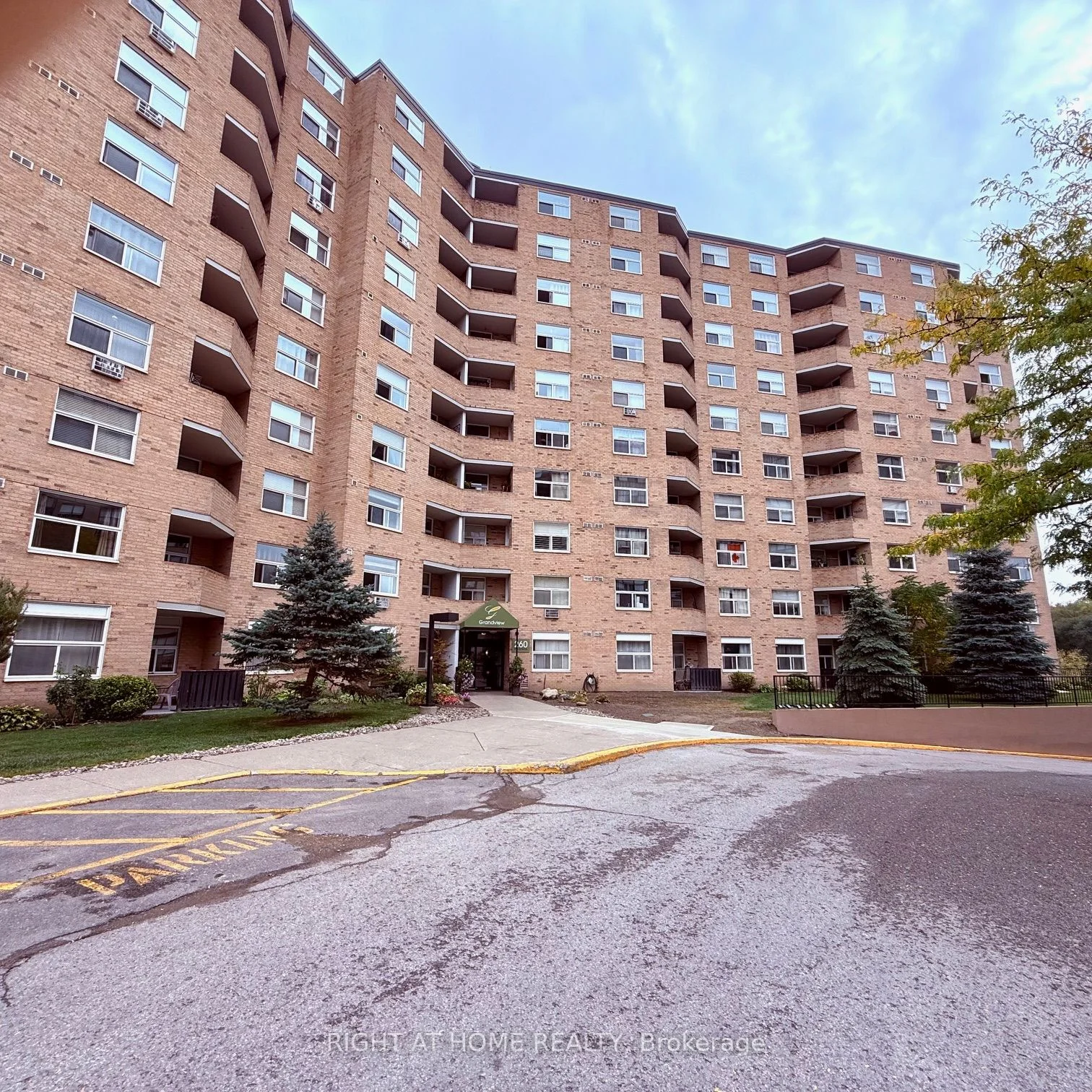 260 Davis Drive 806, Newmarket, ON L3Y 7C3