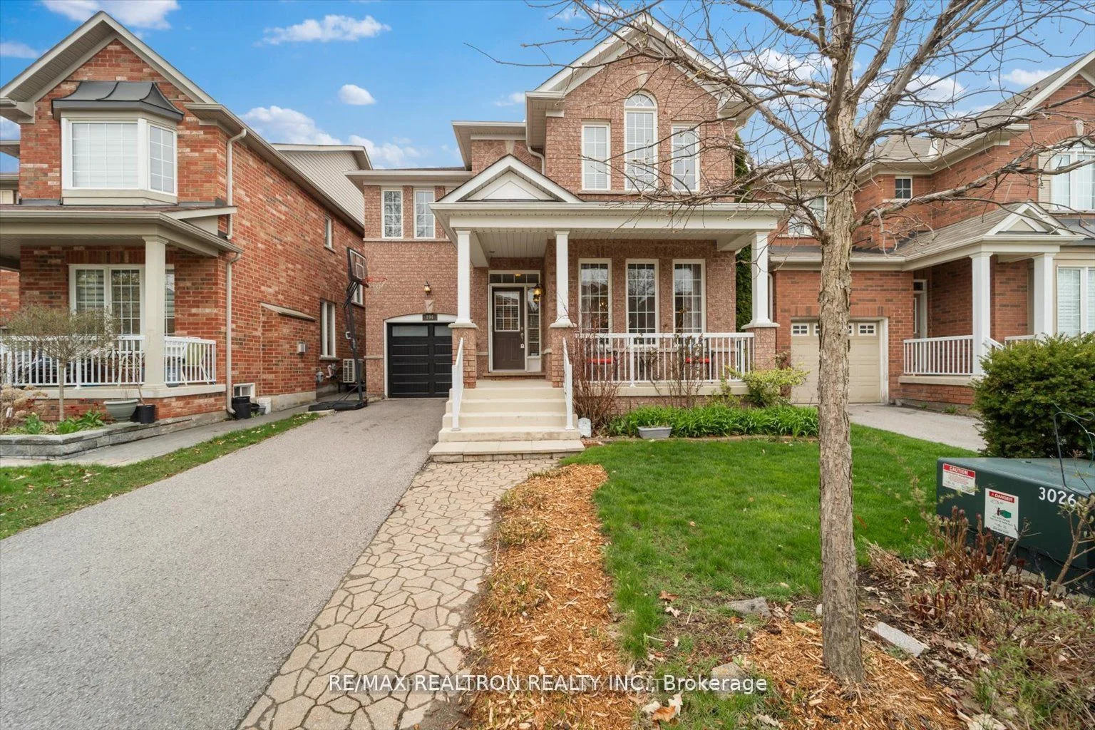 194 Gail Parks Crescent, Newmarket, On L3x 3c2
