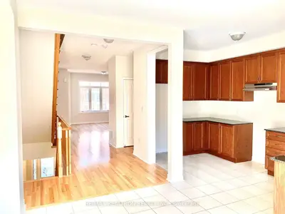 Att/Row/Townhouse in Newmarket