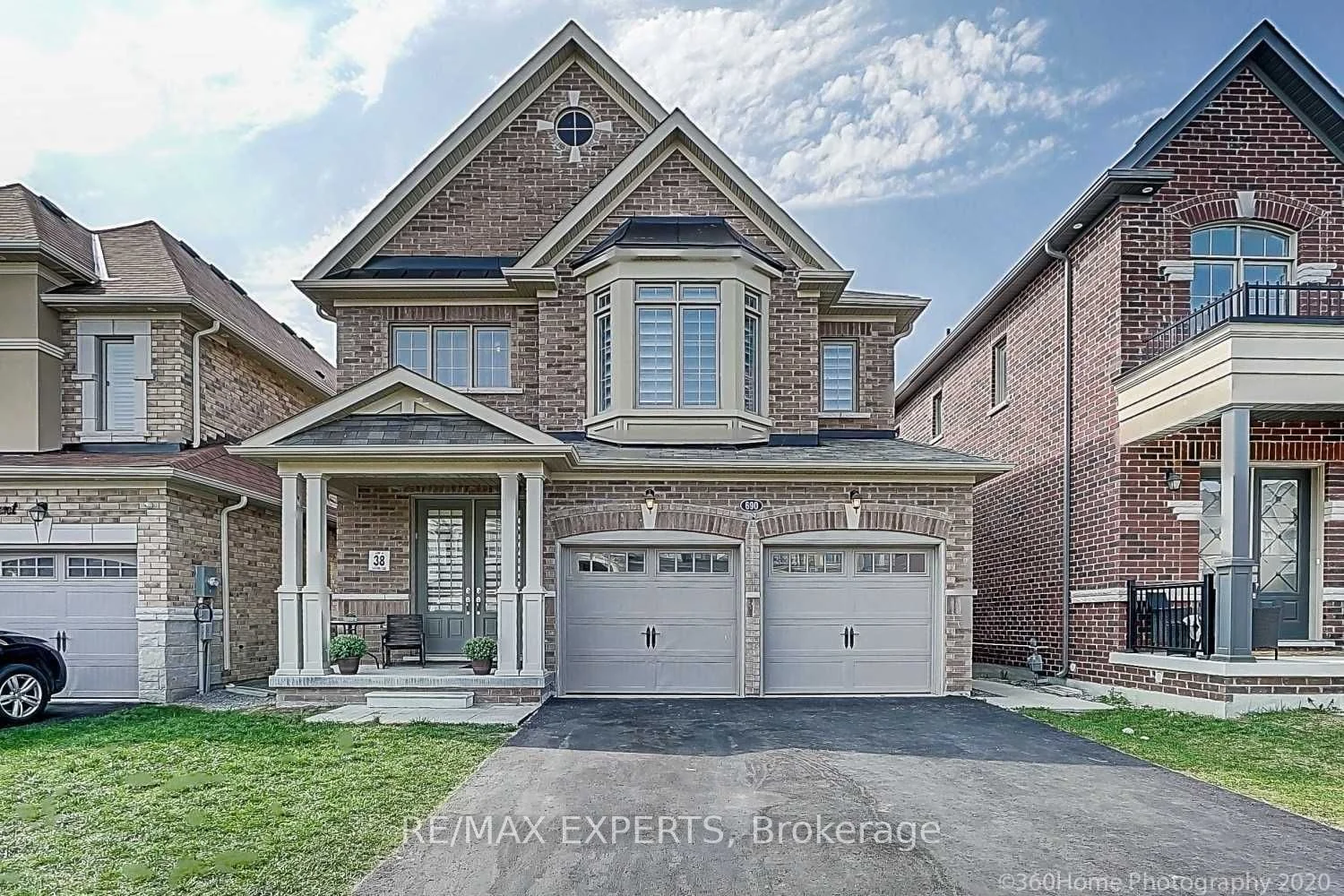 690 Yarfield Crescent, Newmarket, ON L3X 0H3