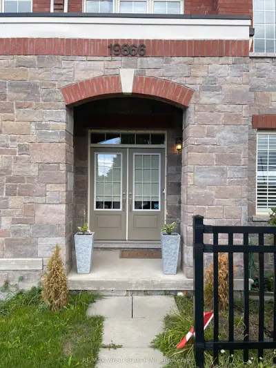 Att/Row/Townhouse in East Gwillimbury