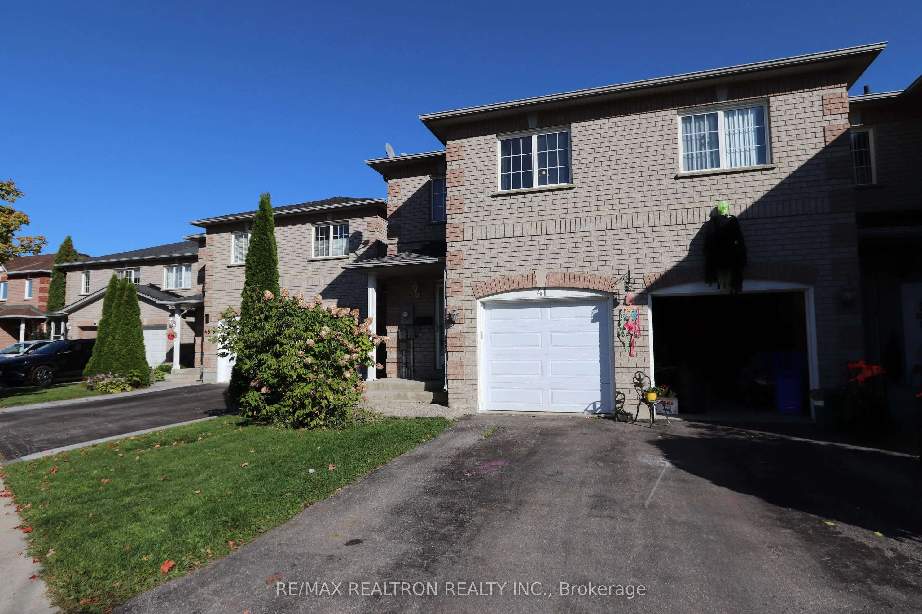 41 Lancaster Court, Georgina, ON L4P 4A1