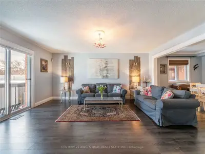 Att/Row/Townhouse in Newmarket