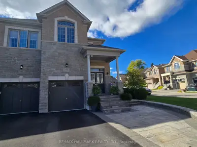 Att/Row/Townhouse in Richmond Hill