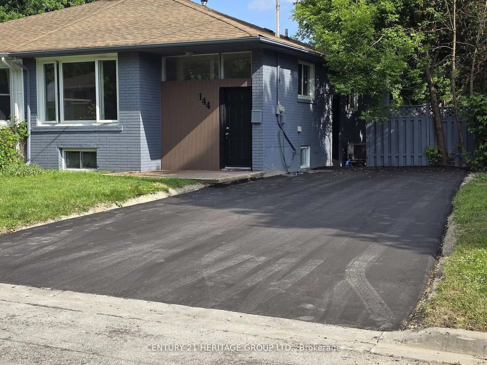 144 Maurice Court, Newmarket, ON L3Y 2W2