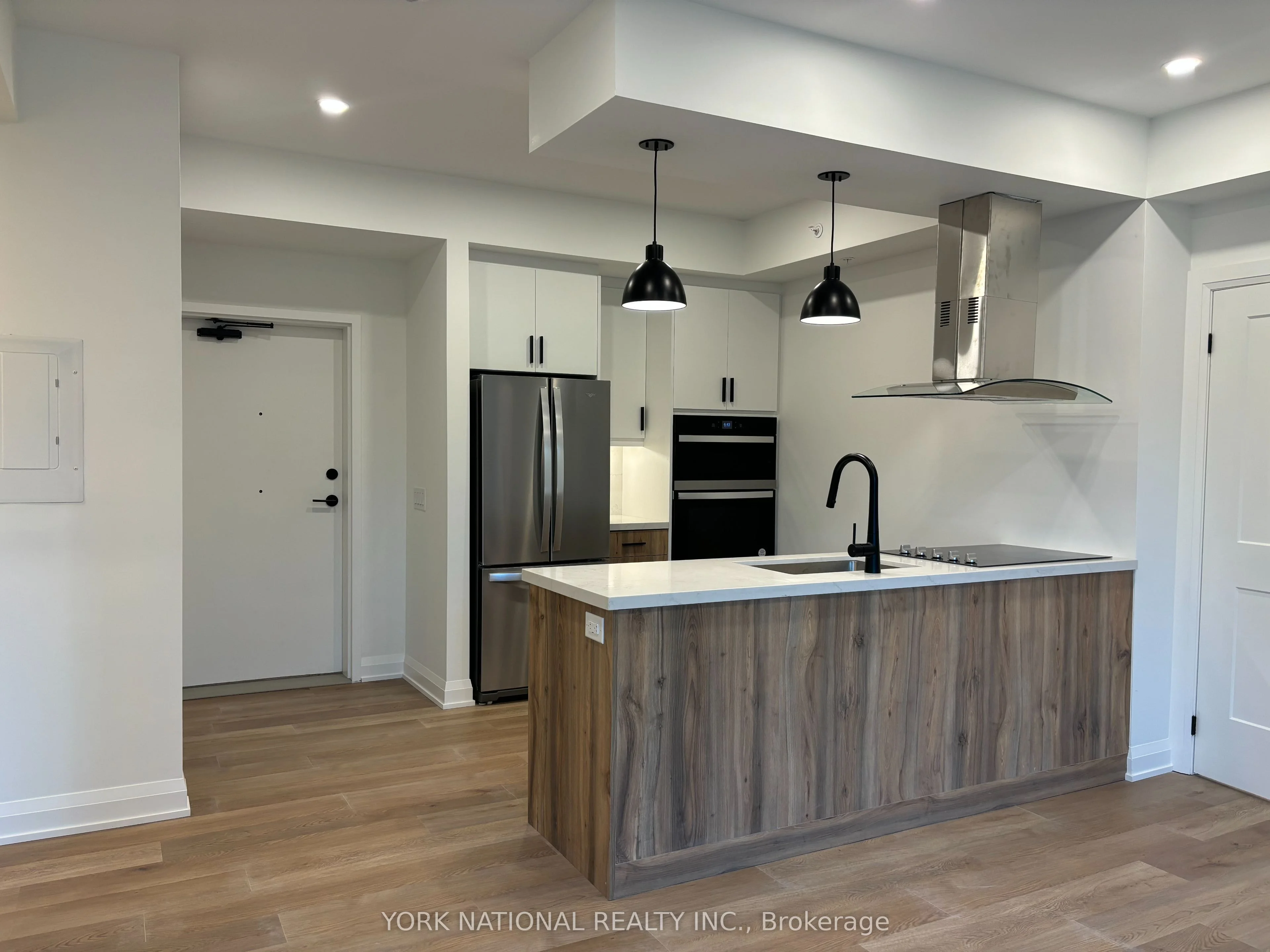 49 Charles Street 207, Newmarket, ON L3Y 3V7