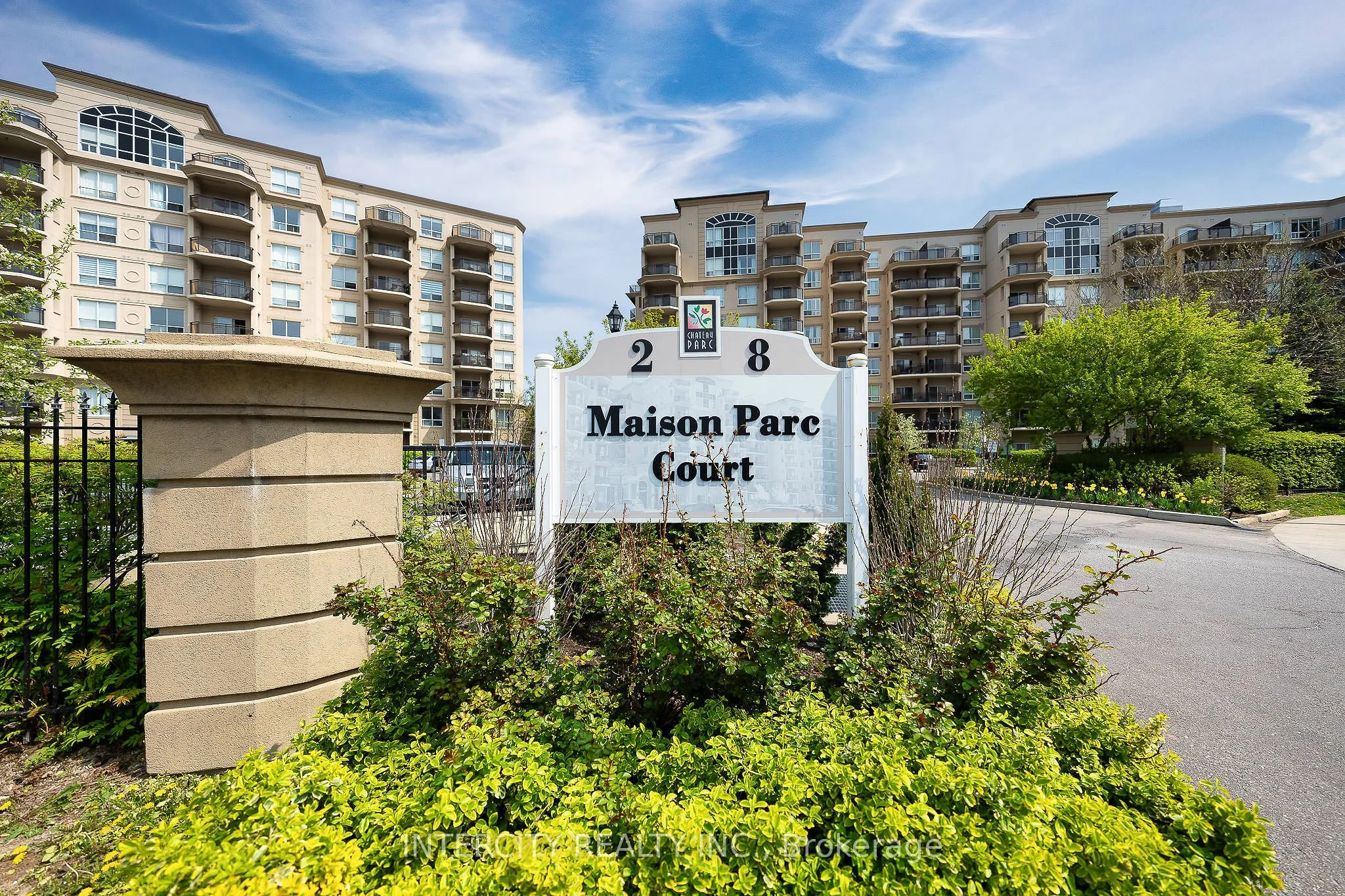 8 Maison Parc Court 520, Vaughan, ON L4J 9K5
