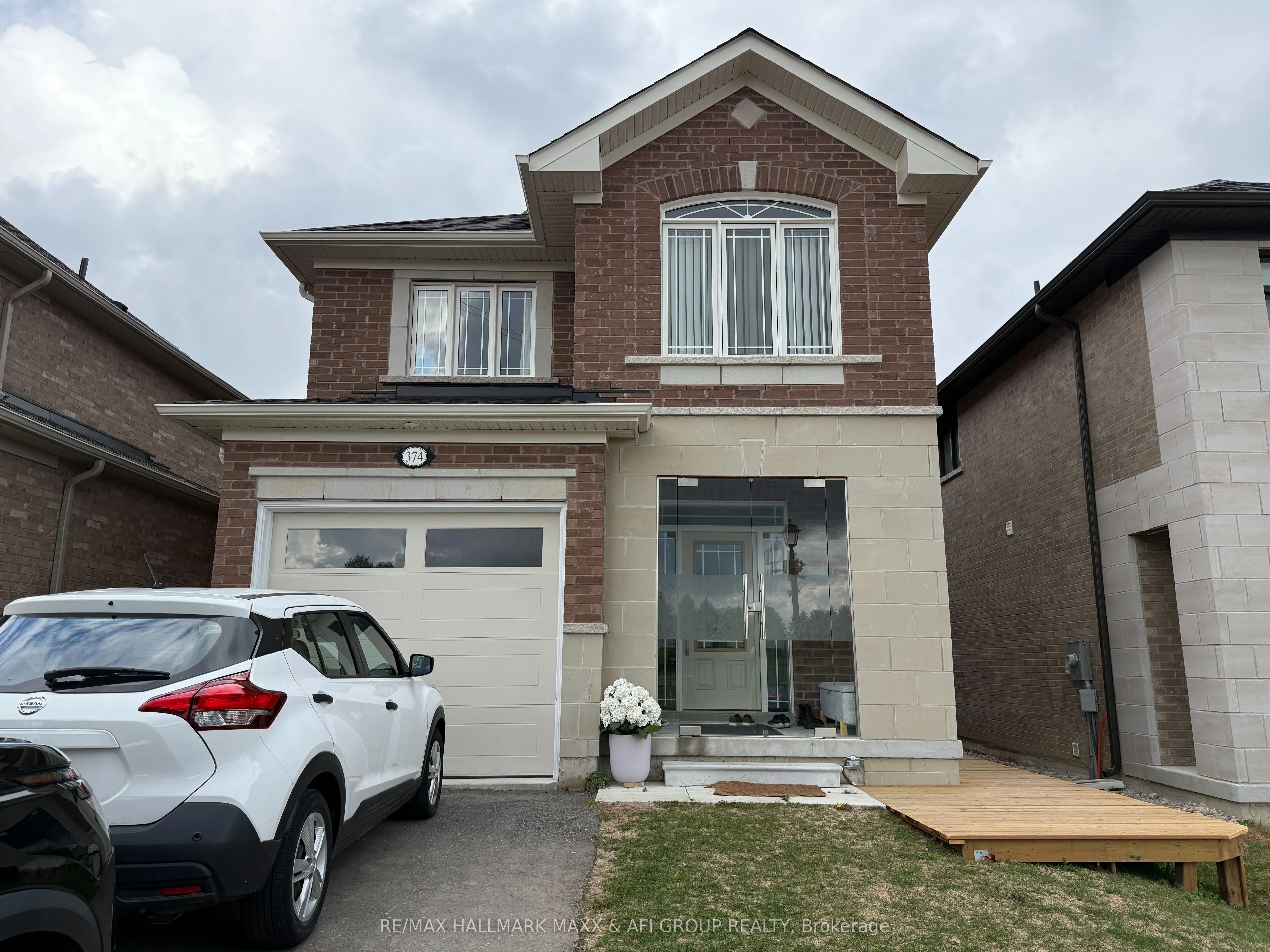374 Rita's Avenue Lower, Newmarket, ON L3X 2N1