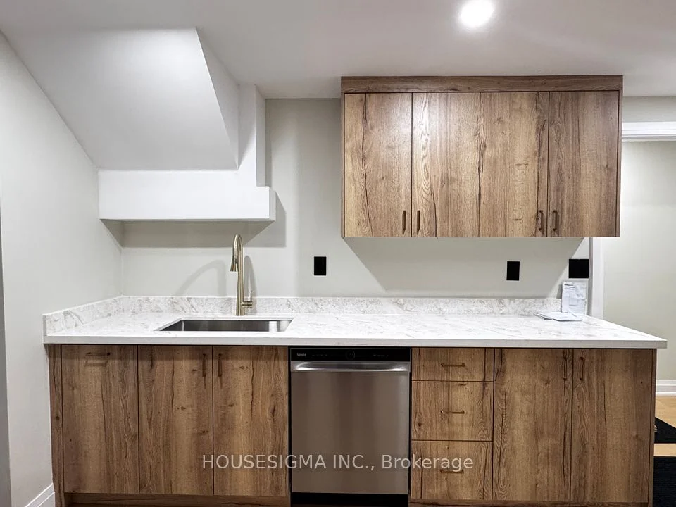 9 Delevan Court B2, Richmond Hill, On L4b 3w8