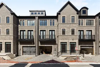 Att/Row/Townhouse in Newmarket