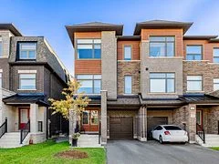Att/Row/Townhouse in Newmarket