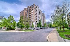 Condo Apartment in Richmond Hill