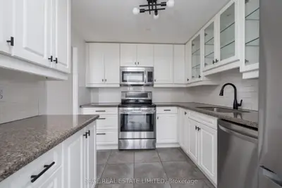 Condo Apartment in Richmond Hill