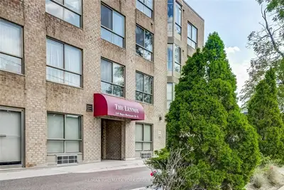 Condo Apartment in Richmond Hill