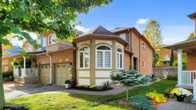 Att/Row/Townhouse in Newmarket