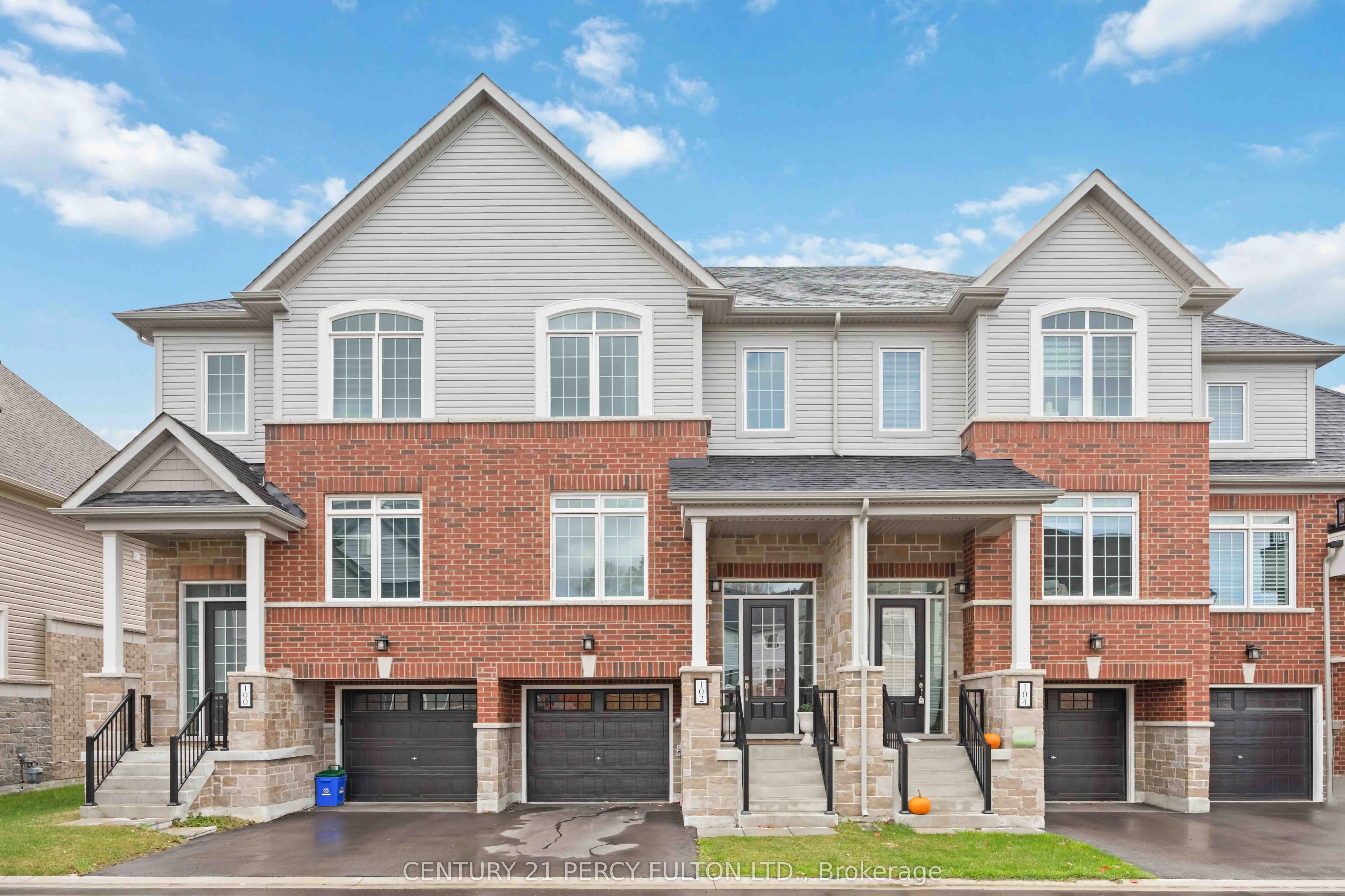 102 Lyall Stokes Circle, East Gwillimbury, ON L0G 1M0