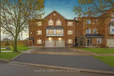 Att/Row/Townhouse in Aurora