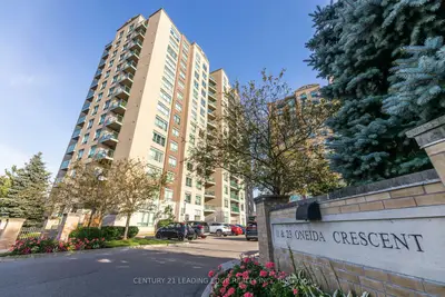 Condo Apartment in Richmond Hill