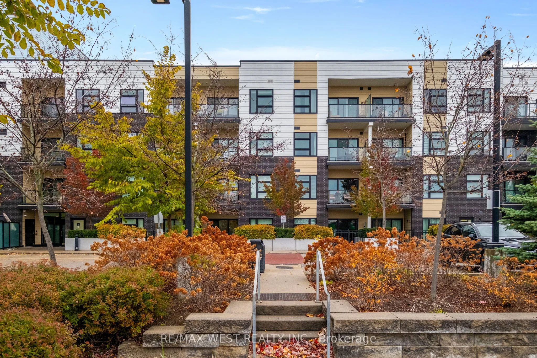 555 William Graham Drive 326, Aurora, ON L4G 3L1