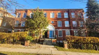 Att/Row/Townhouse in Aurora